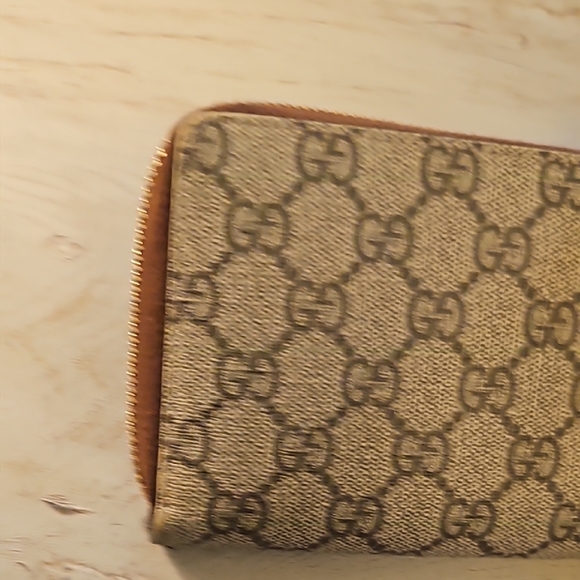Gucci Beige Monogram Wallet - Picture 8 of 11